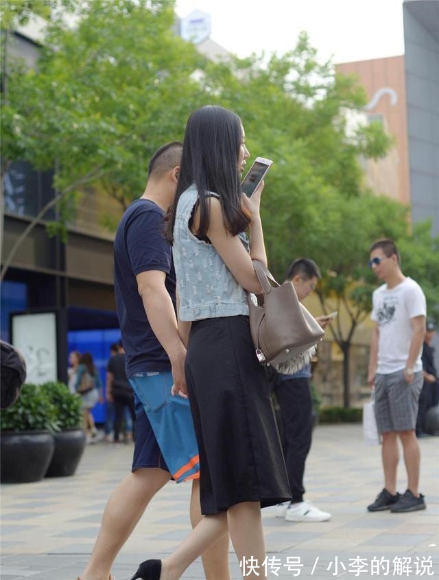 街拍 一款好看的短裙,穿出显身材的效果,搭配高跟鞋,会更时尚!
