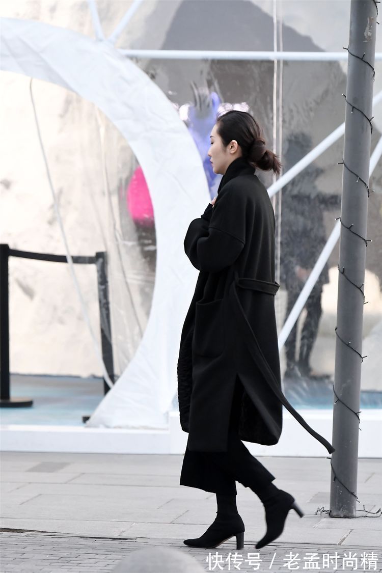 连衣长裙|街拍:小姐姐选择黑色的连衣长裙,带着收腰设计,显得身材特别好