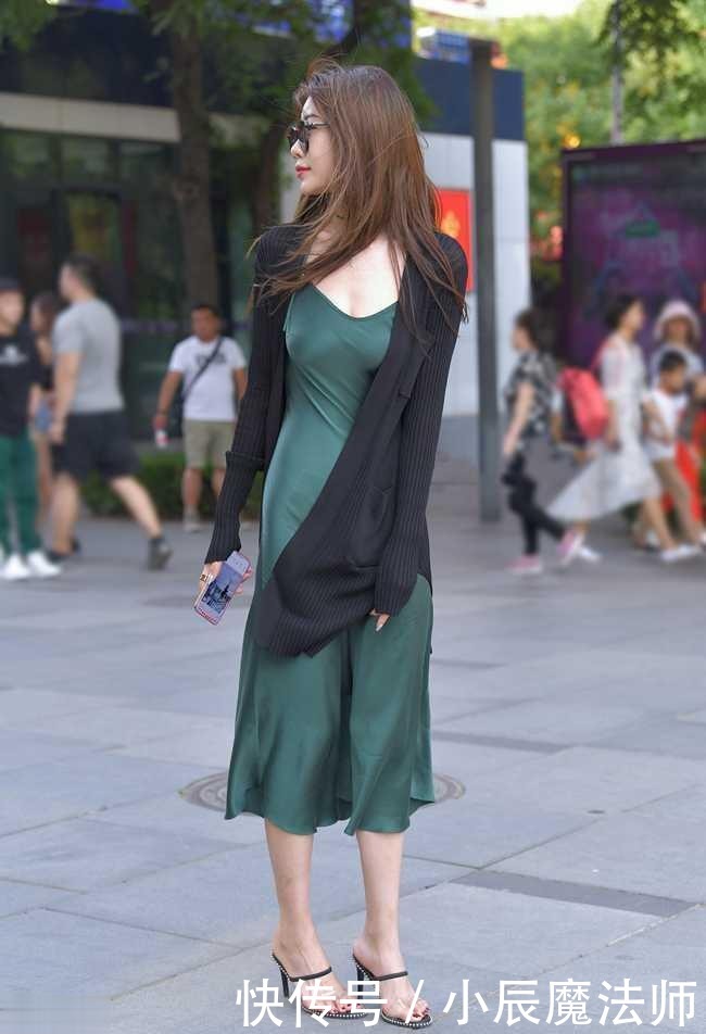 连衣裙|美女穿搭:金绿色的丝绸连衣裙,搭配黑色的毛线披肩,更显韵味十足