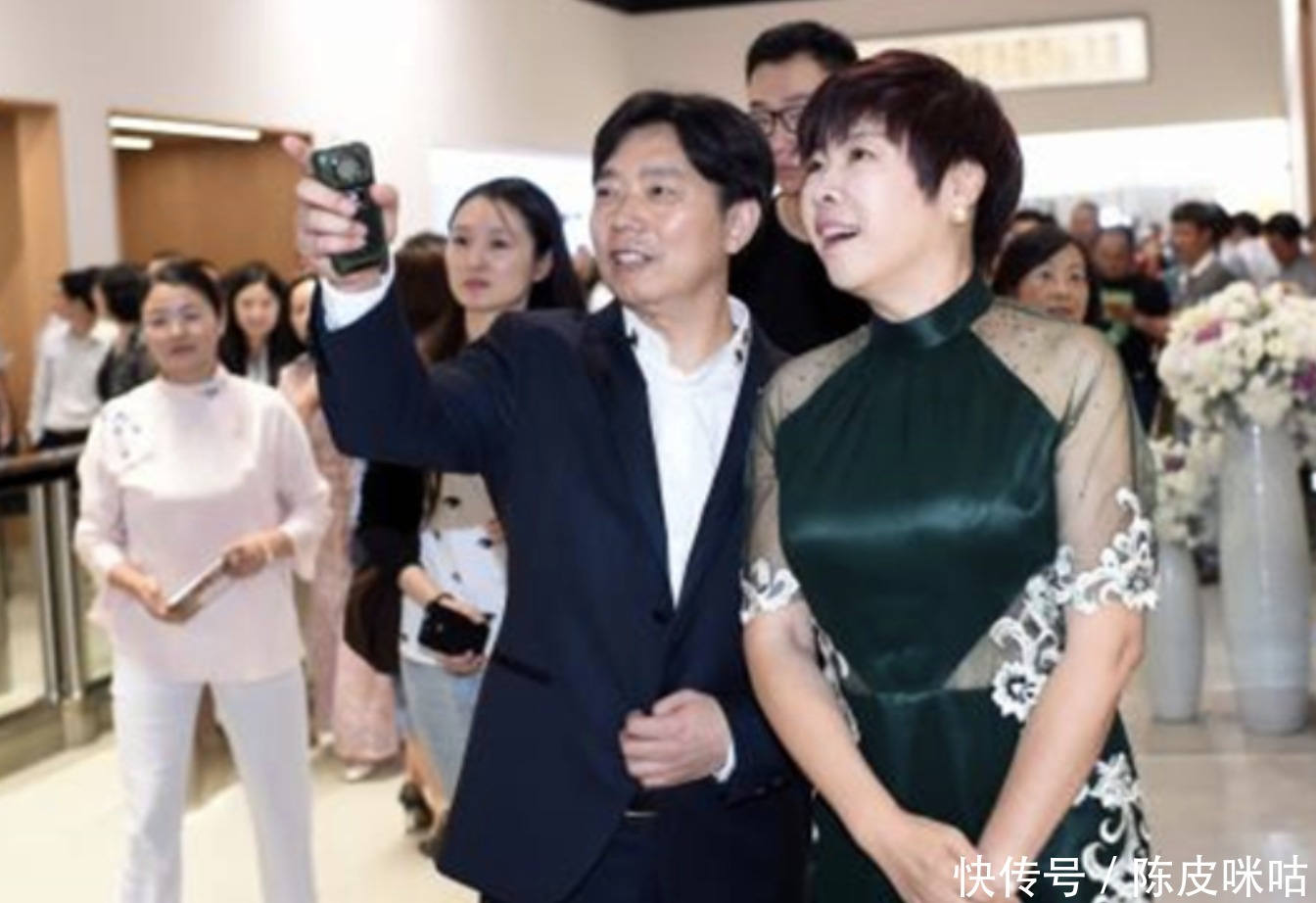 超女|于丹是“国学大师”还是“学术超女”?