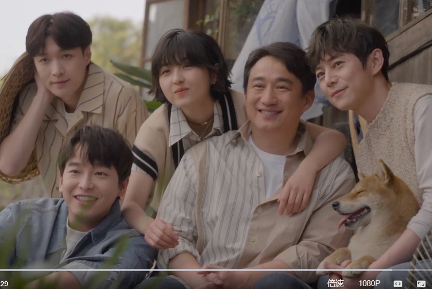 《向往5》定档全家福,张艺兴站张子枫身后,他的动作显绅士人品