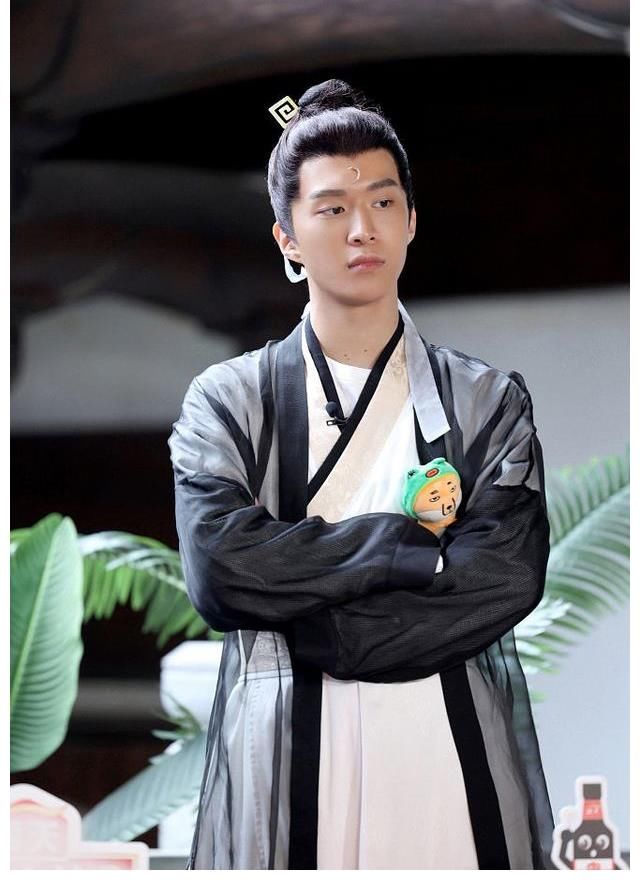 范丞丞《青春环游记3》录制花絮放出 cos包拯经典造型