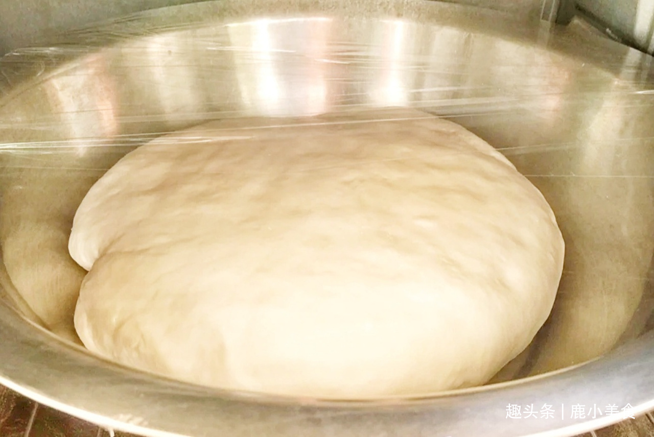 馒头不够蓬松还开裂和面时多加2料，馒头个个蓬松暄软，真好吃
