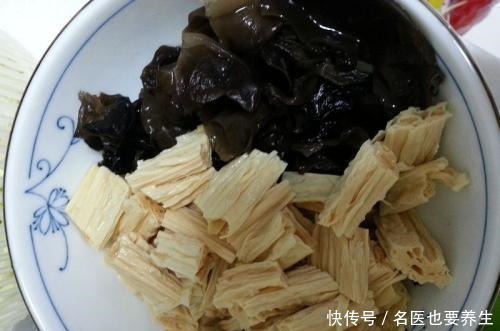 腐竹的正确做法,这样做腐竹不会硬,味道鲜美又开胃
