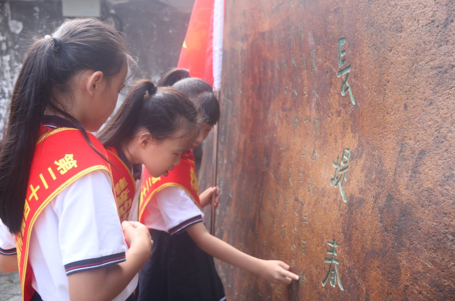 陈鸿|“普通话诵百年伟业 规范字写时代新篇”岩头镇丽水街开展推普助力乡村振兴活动