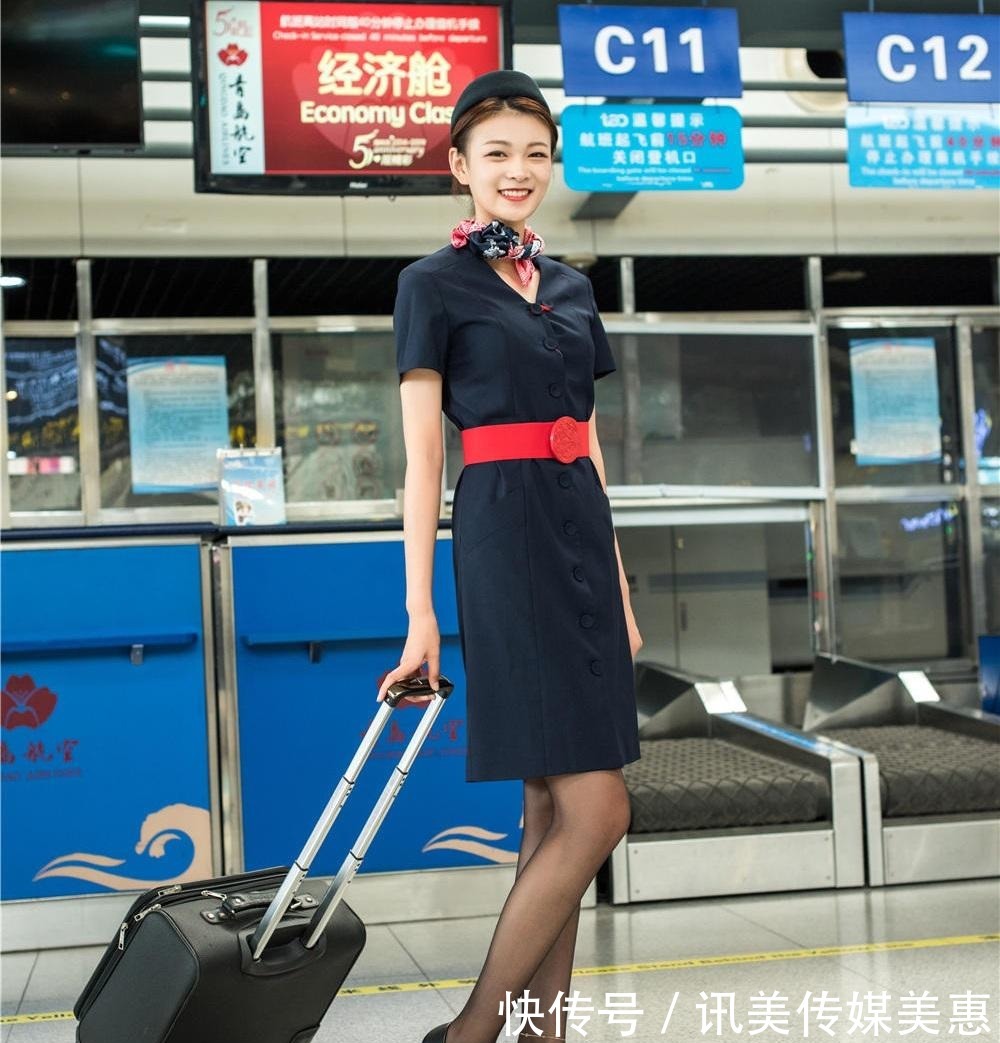 高跟鞋|藏青色的连衣裙，搭配黑色矮跟高跟鞋舒适有型，走起路来轻便优雅