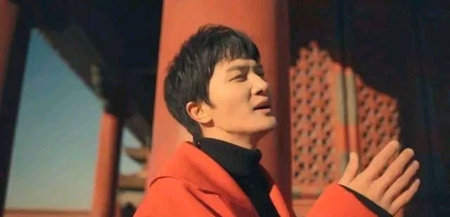 被好声音淘汰的周深有多火?参加四台跨年晚会,与邓丽君虚拟同台