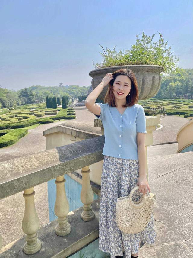 针织衫|“初恋”女友风格怎么穿?白衬衫搭配印花裙甜美俏皮,简直太美了