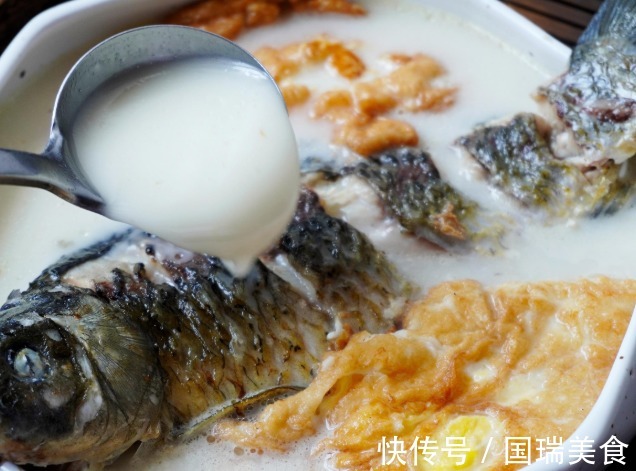 料酒|炖鱼时,去腥最忌用料酒!只需“1黑2白”,汤浓味鲜,营养美味