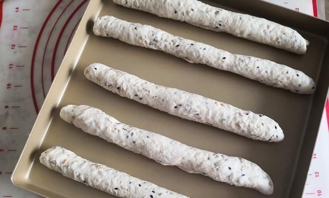 这个面包不一般，好多食材在其中，口口有惊喜，越嚼越香，吃不够