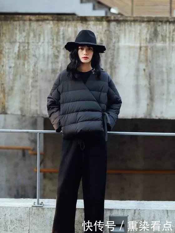 小仙女可以|别老穿大衣+阔腿裤,羽绒服搭阔腿裤更配,轻松提升气场