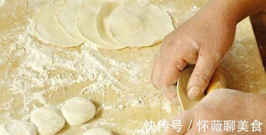 干面粉|刚包好的饺子万万不能直接放冰箱，牢记这2点，饺子不粘连不破皮