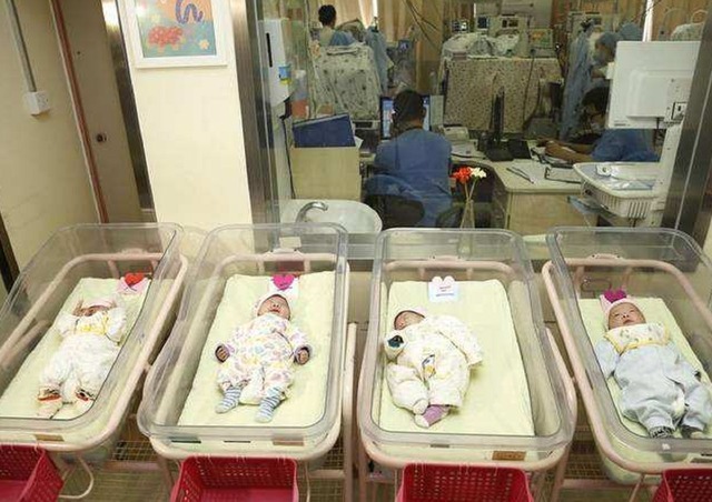 孩子|有一种“耍赖”叫三胞胎兄妹,说好一起长大,妹妹却成大姐大