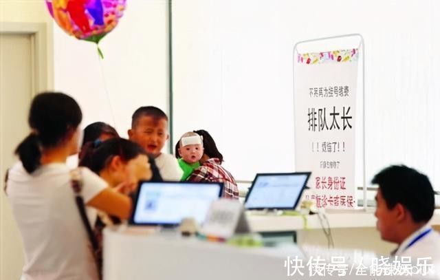 宝妈|儿子半夜发烧,医院排800多号宝妈愤怒投诉,医生:无理取闹