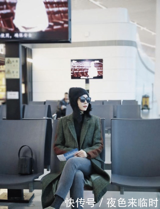 场面|见过大场面的女人,大衣很少配打底裤,不得体!看孟晚舟你就懂了