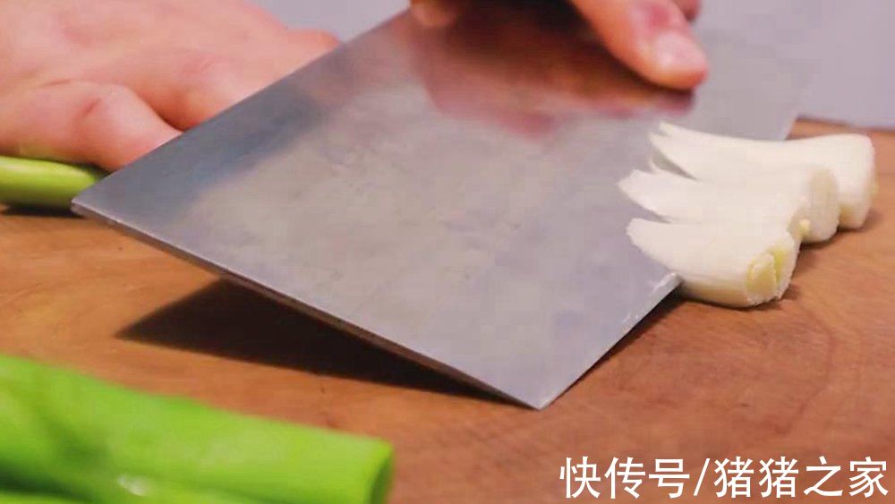 餐馆炒的回锅肉为什么那么好吃?方法很简单,肉片干香肥而不腻