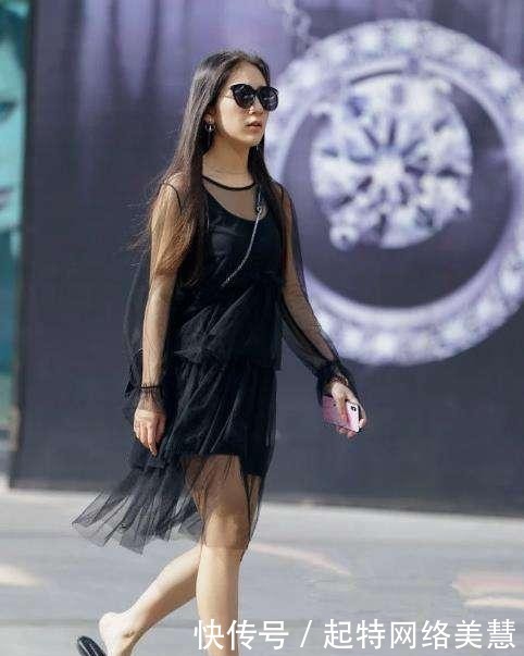 打扮|墨镜美女出街一身黑色打扮,长得美还低调什么?