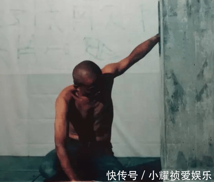 浇筑|艺术界“疯子”何云昌，用肋骨制作成项链给女友，用水泥浇筑自己