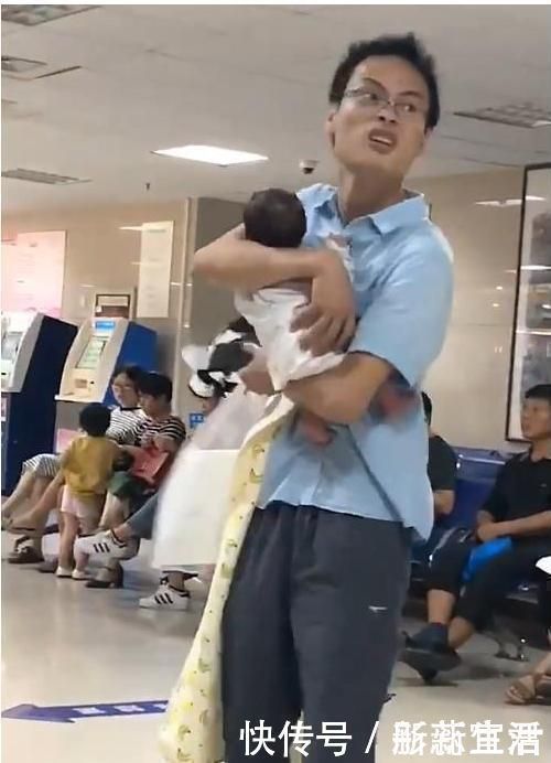 孩子|“人贩子爸爸”走红,抱着亲生儿子如同偷娃,慌张神情令人想笑