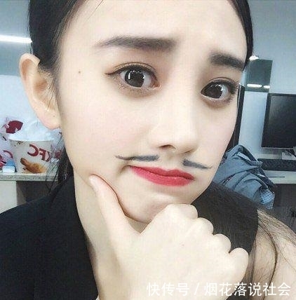 |幽默笑话：儿子不听话，罚他站墙角思过……