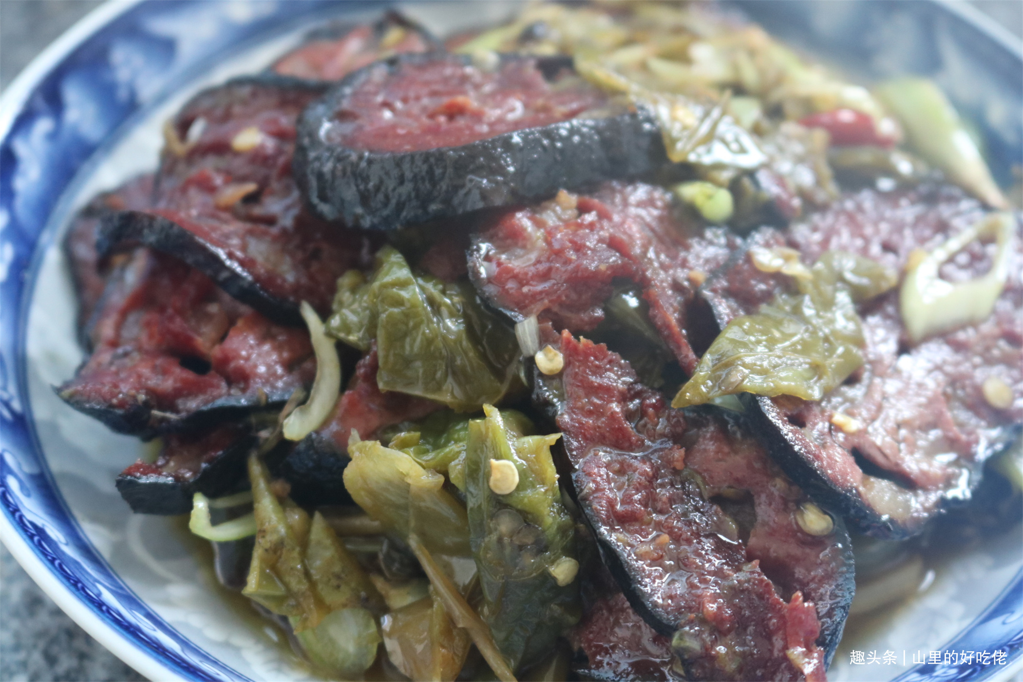 辣椒新吃法，焯水下锅炸一炸，外酥里软，拿来炒菜也算一绝了