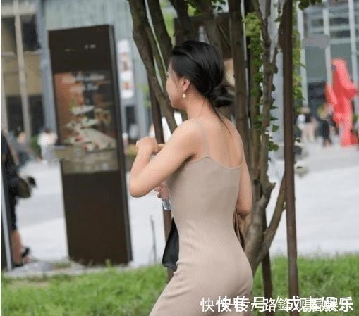 牛仔裤|微胖妹子的休闲装，吊带搭配牛仔裤，轻松展现清纯魅力