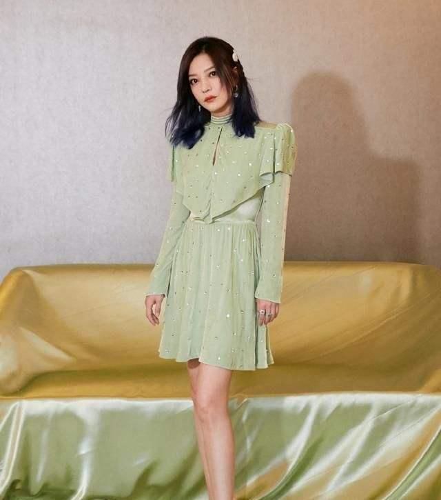 赵薇活动被抓拍,生图曝光真实颜值,这才是44岁女人的真实状态