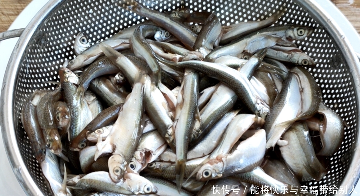 油炸小鱼时,用面粉还是用淀粉?教你正确做法,酥脆好吃不回软