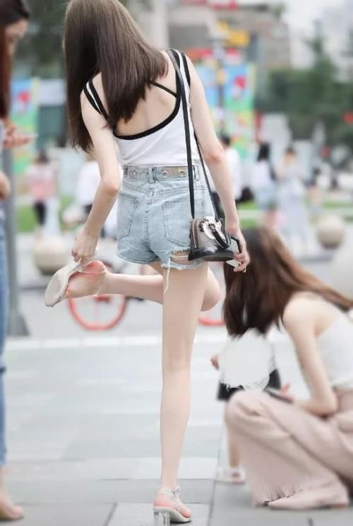 路人街拍清凉时尚的长发美女,小姐姐这腿美得不讲道理啊