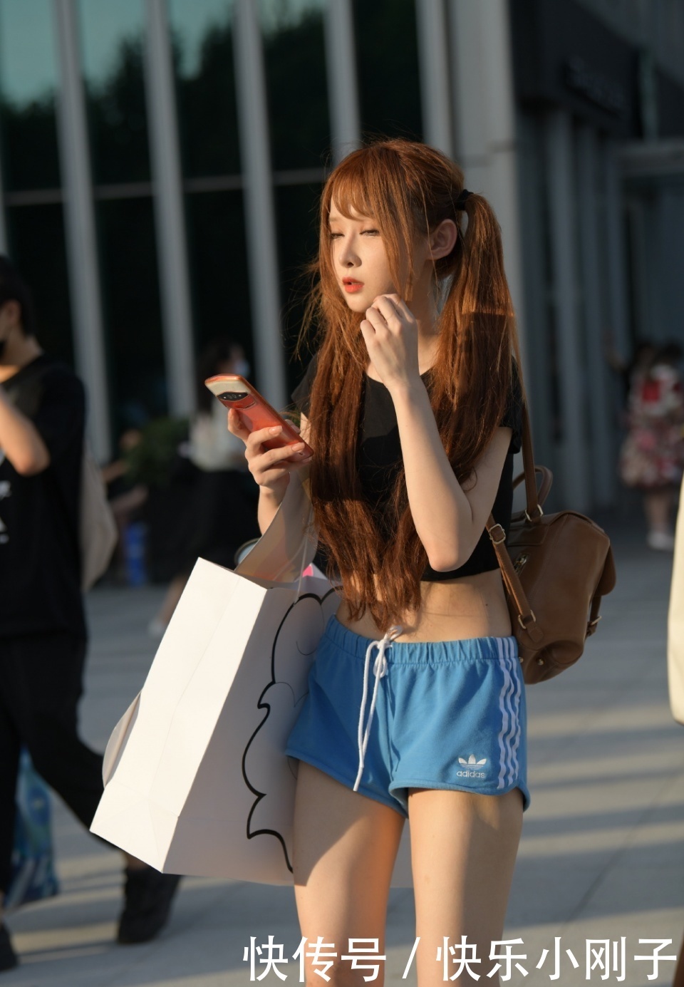 运动裤|小个子的时尚穿搭,双马尾搭配运动裤,轻松秀出“青春感”!