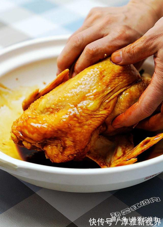 三黄鸡|嘴馋想吃肉了,买只鸡丢进电饭煲,没想到色泽诱人香味扑鼻真好吃