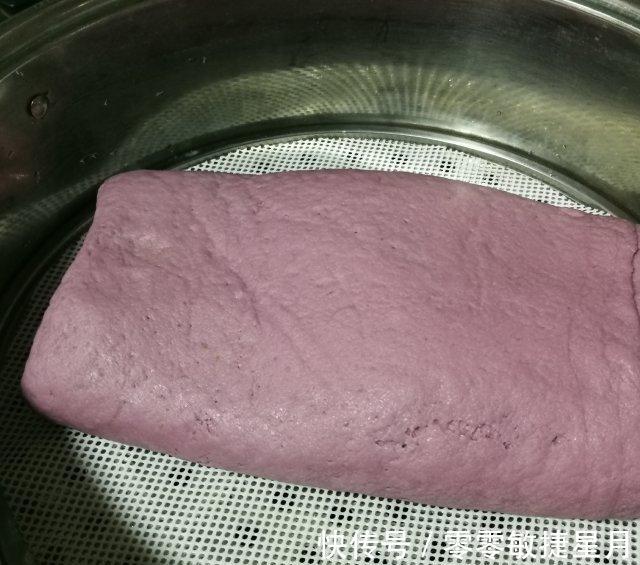 紫薯泥|一次发酵的紫薯千层发糕，颜色美美哒，层次也很多！