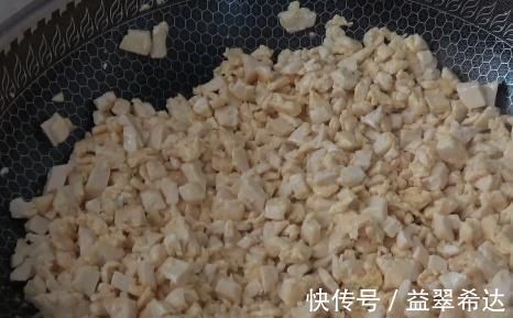 搅拌均匀|豆腐里打4个鸡蛋,卷一卷,蒸一蒸,出锅吃5个还不过瘾!