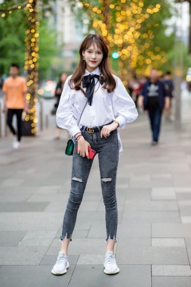 街拍:成熟知性的姐姐,职业范的连衣裙搭配高跟鞋也是很有气质呢