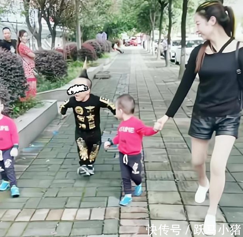 缺陷|“袖珍丈夫”走红,和妻子牵娃上街,路人问宝妈3个都你生的