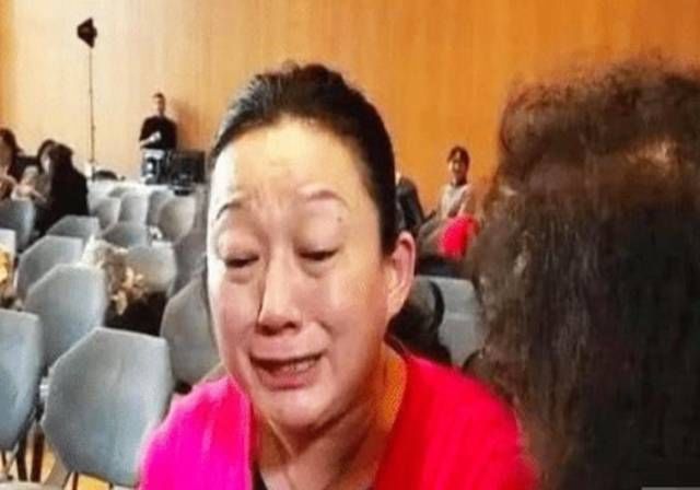 母兮鞠|母女肯德基吃饭被偷拍,看到食物差距后,网友感慨:为母则刚