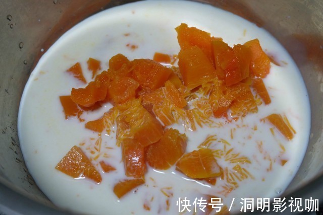 早餐蒸个南瓜发糕,口感松软不粘牙,好吃不上火,孩子说比蛋糕香