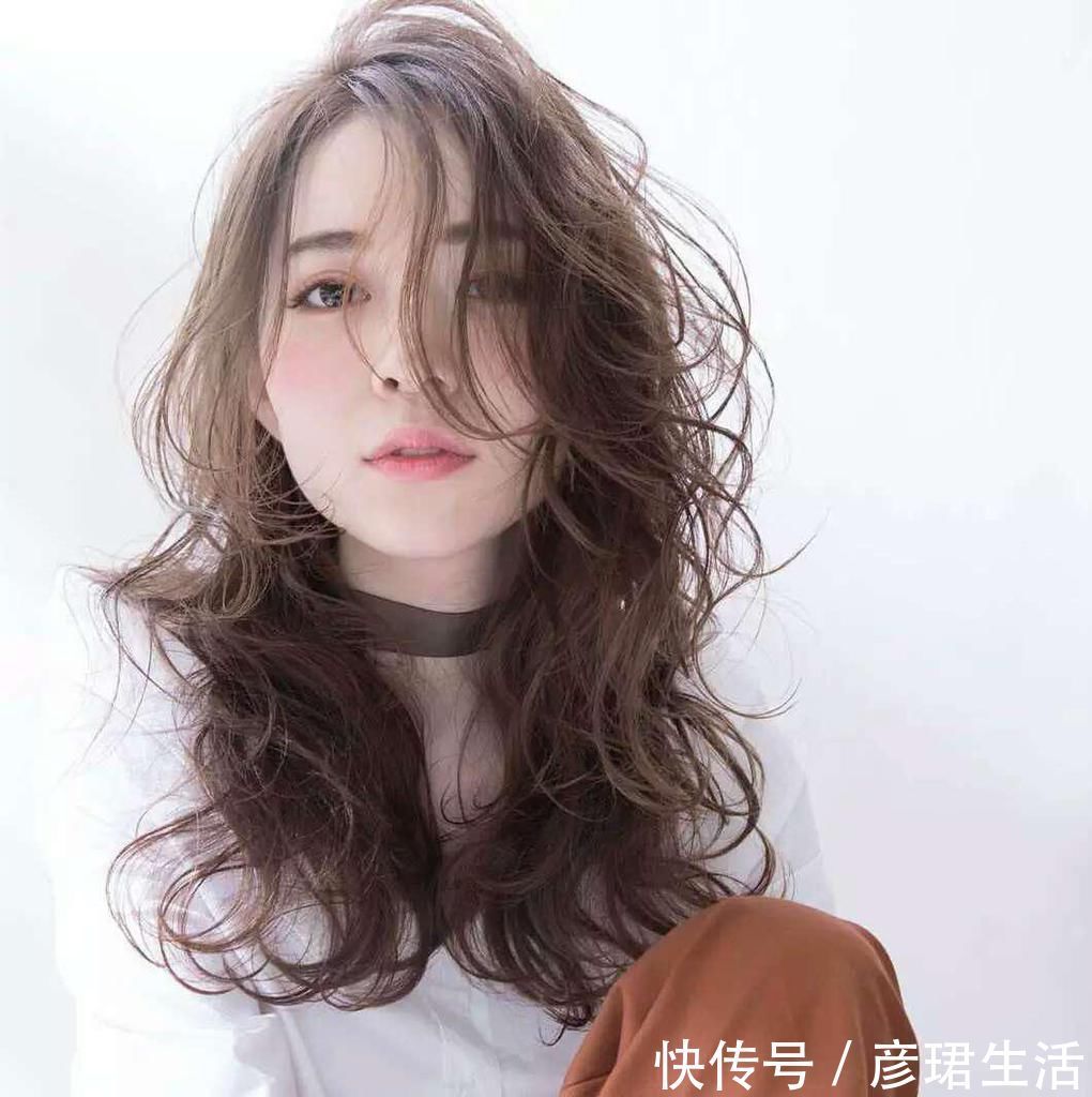 中卷|五十岁长发怎么留好看?4种时髦又减龄长卷发,什么发量都适合