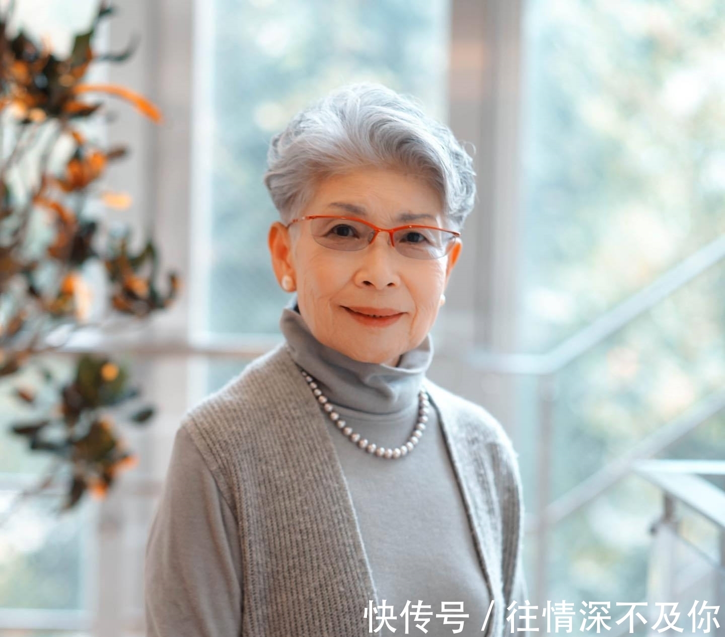 烫发 以前每年都要烫染,退休后不想染发了,什么发型精干好看显年轻?