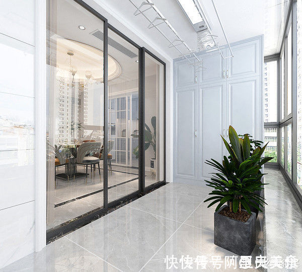 阳台上|精明的老婆坚持把衣柜门装成玻璃材质，效果出乎意料地耐看，精致