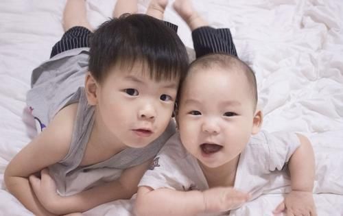 家庭|有种“可怕”叫一人带俩娃,二胎妈妈到底多心酸,4张图一目了然