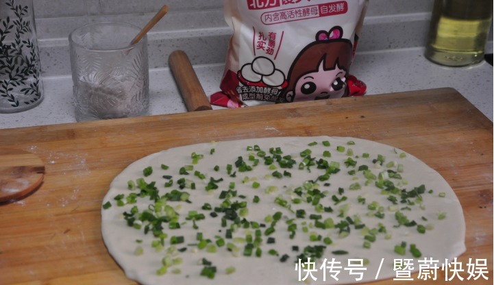 柔软|春天，花10分钟做一笼葱花卷，咸香柔软，好看又好吃