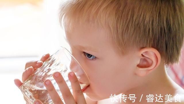 缺水|宝宝有这4个表现时,可能是因为身体缺水,宝妈该喂水了