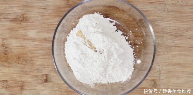 糯米粉开水一烫,两手一捏,自己一餐可以吃30个