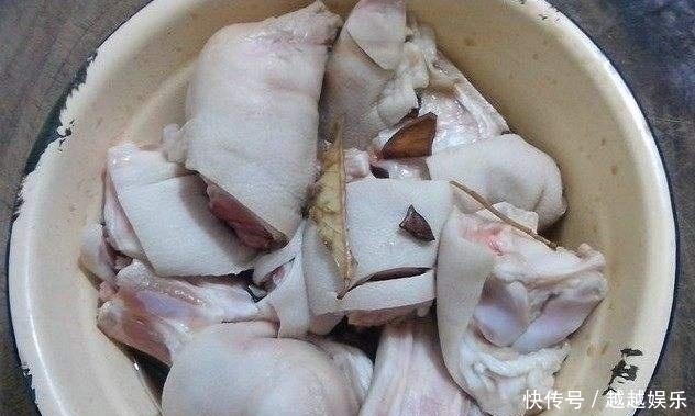 炖猪蹄时,别只会焯水,第一步很重要,做对了软烂鲜香还不腥