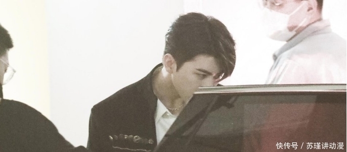 蔡徐坤|蔡徐坤路透有多帅？白衣素袍十分抢眼，网友：风度翩翩的公子！