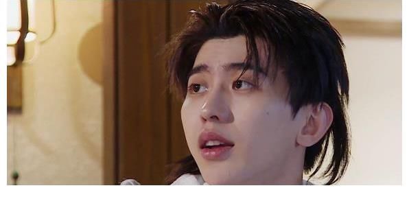 坤坤|跑男蔡徐坤再次封神，曬素顏胡子拉碴臉蠟黃，粉絲贈(zèng)愛(ài)稱(chēng)“俊渣”