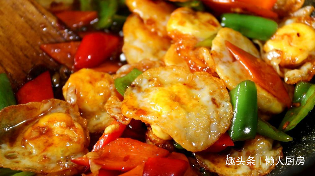 鹌鹑蛋别只会卤着吃，教你一种新做法，配上青红椒炒着吃