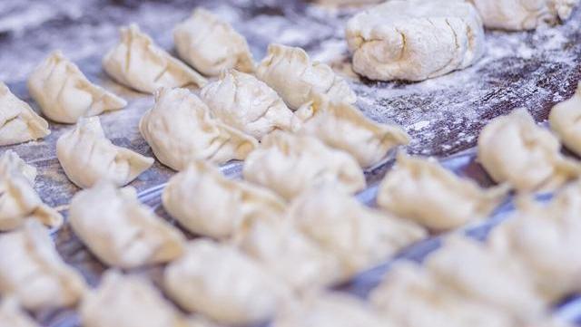 冷水|煮饺子时,不要中途加冷水,记住多放2样,饺子完整筋道不发粘