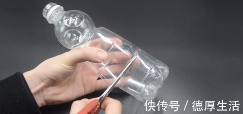 塑料瓶上穿一根绳子真厉害,这个用途懂的人还不多,早知道早受益